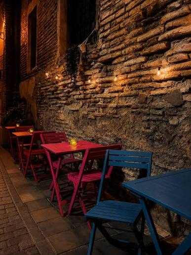 Terraza con mesas y sillas de colores en una calle del Casco Viejo de Tudela