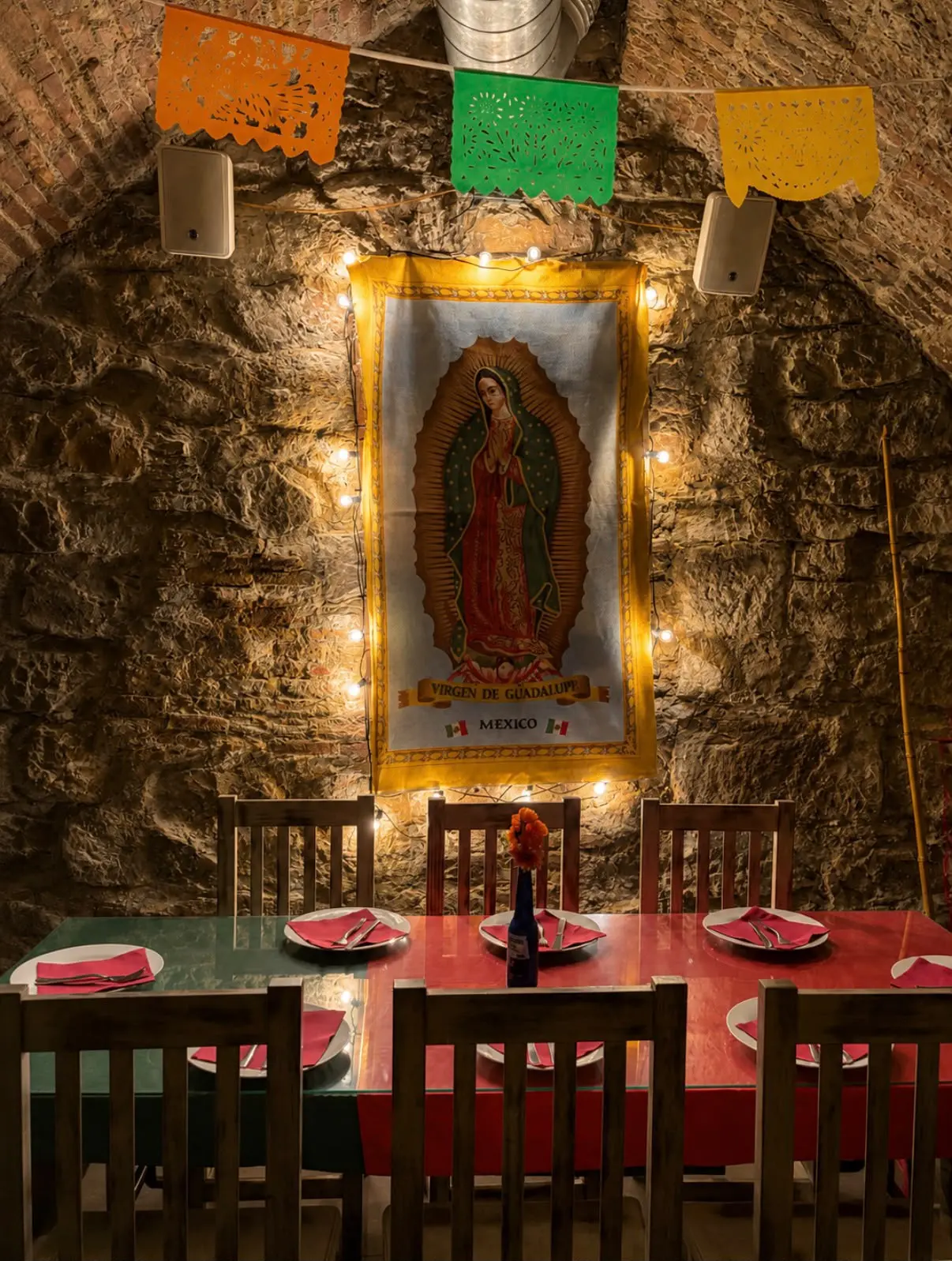Mesa preparada bajo el estandarte de la Virgen de Guadalupe