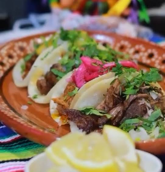 Tacos de ternera con pico de gallo, limón y cilantro