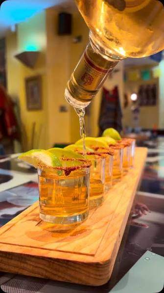 Bandeja de chupitos de tequila con escarchado de chile y lima