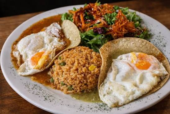 Huevos divorciados con salsas roja y verde, arroz mexicano y ensalada